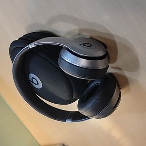 Beats solo 3 over ear headphones. Only right side works.